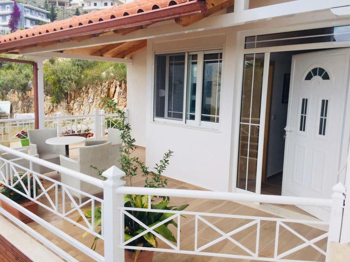 Apartments On The Beach Саранде Екстериор снимка