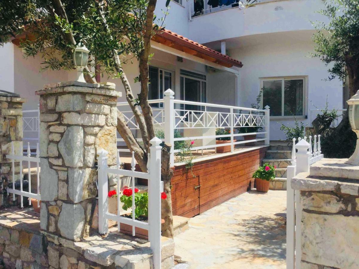 Apartments On The Beach Саранде Екстериор снимка